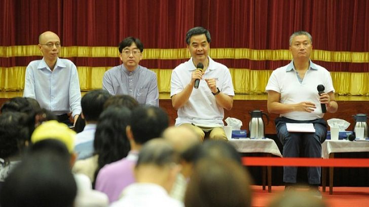 特首落區是在做「政治騷」,還是落區體察民情?